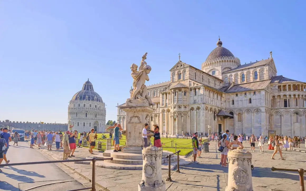 Piazza dei Miracoli a Pisa, con il Duomo e il Battistero. Perfetto per scoprire cosa ver en Pisa, tra turisti e monumenti.