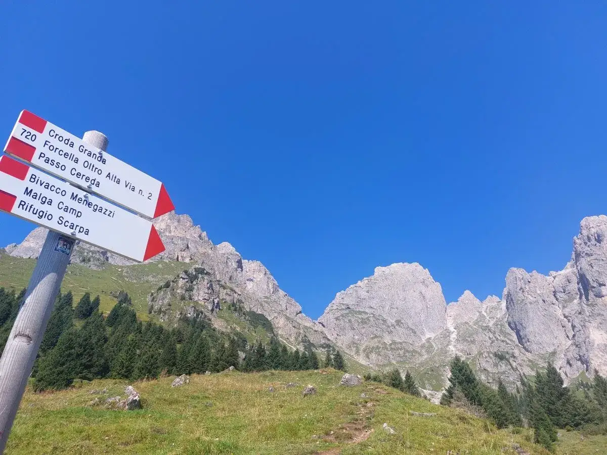 Sentiero per Malga Cavallera: indicazioni per Croda Granda, Forcella Oltro, Passo Cereda, Bivacco Menegazzi e Rifugio Scarpa.