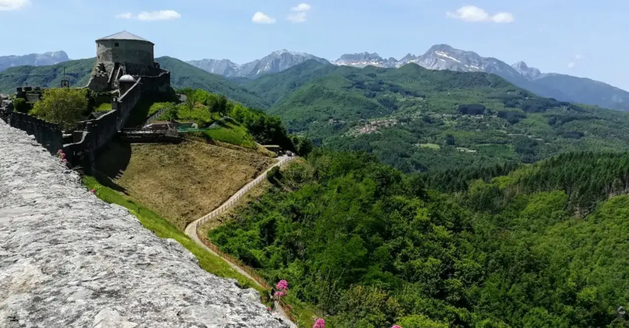 Roccia fortificata domina il paesaggio verdeggiante della Garfagnana. Cosa vedere? Questo castello e le montagne circostanti offrono panorami mozzafiato.