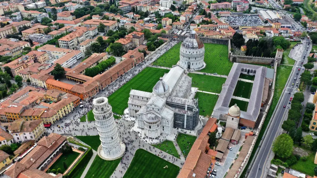 Vista aerea di Piazza dei Miracoli a Pisa: la Torre Pendente, il Duomo e il Battistero. Un'ottima idea su que ver en Pisa per ammirare questi capolavori.