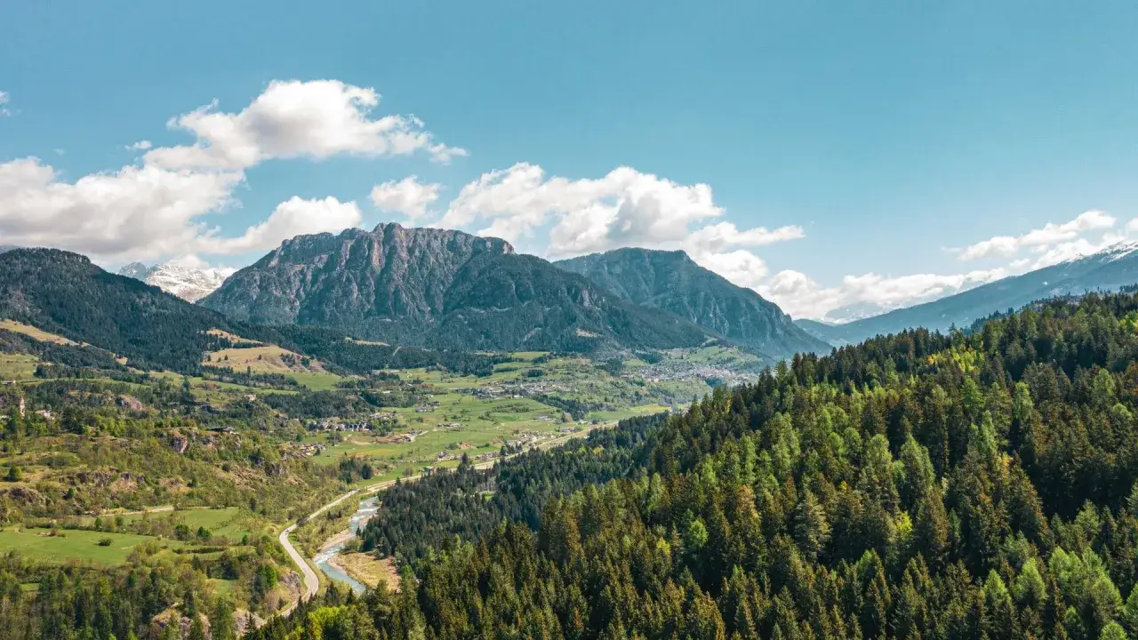 Panoramica mozzafiato del Val di Fiemme: cosa vedere tra boschi rigogliosi, valli verdi e maestose montagne.