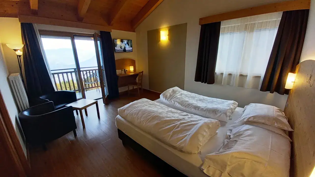 Camera da letto accogliente con vista panoramica, perfetta per un soggiorno rilassante al le blanc hotel & spa.