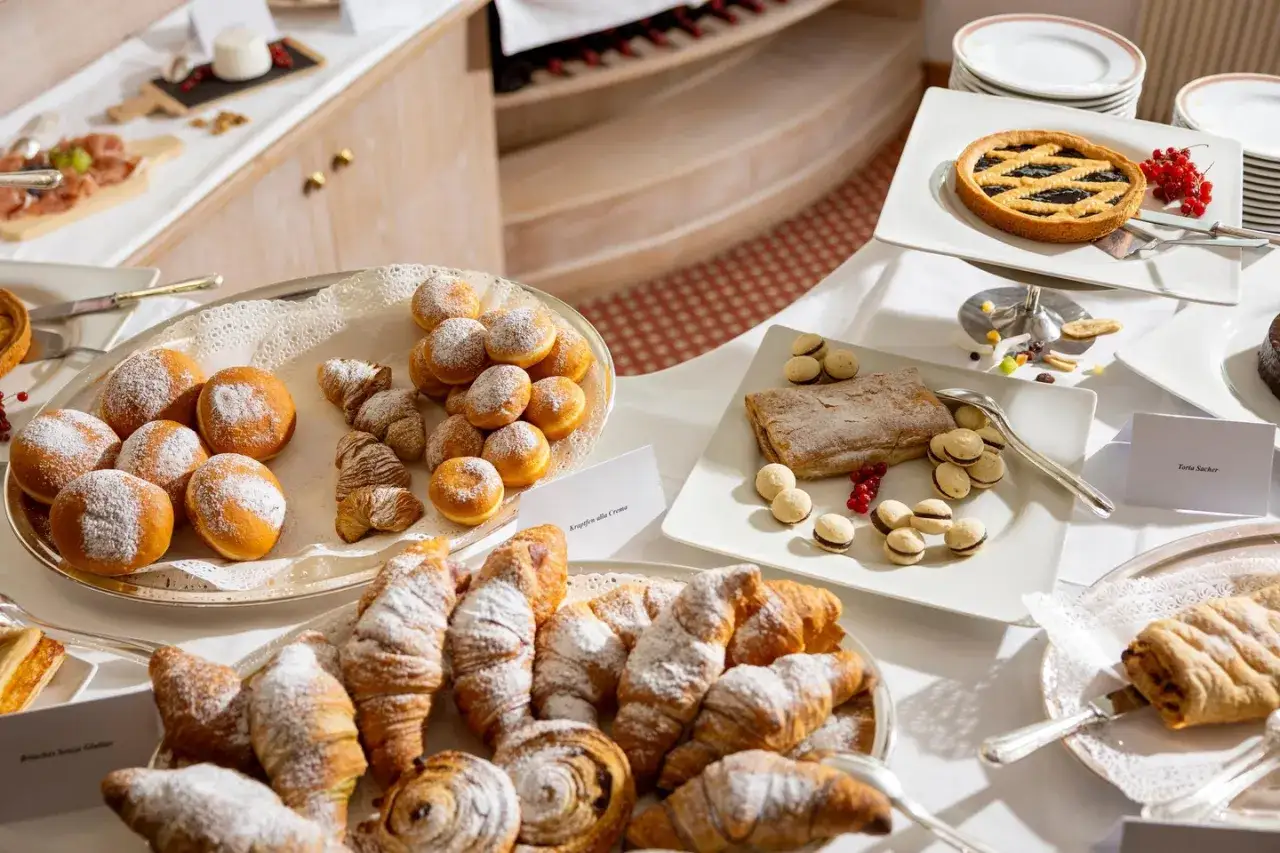 Buffet dolce all'hotel Olimpic: bomboloni, croissant, crostata e torta Sacher.
