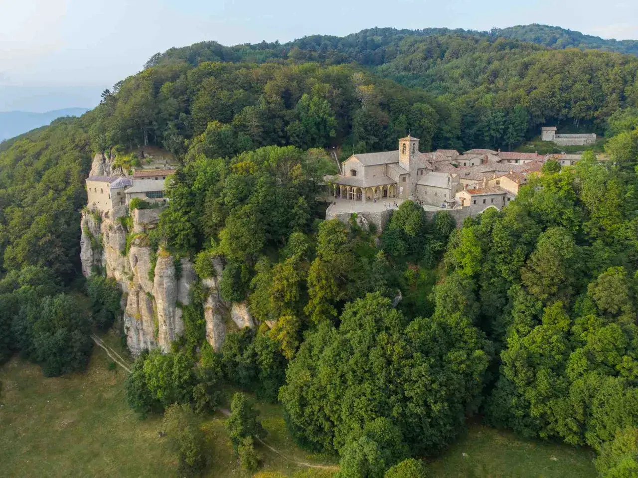 Il Santuario della Verna, arroccato su uno sperone roccioso, &egrave; immerso nel verde di un bosco lussureggiante.