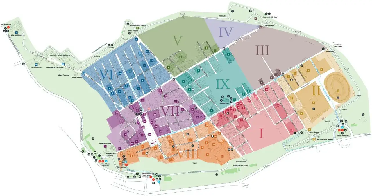 Mappa di Pompei divisa in regioni (I-IX) con indicazioni su cosa vedere, tra cui ville, terme, necropoli e anfiteatro.
