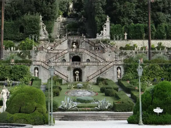 Giardini di collodi paese con scalinate barocche, statue e siepi curate.