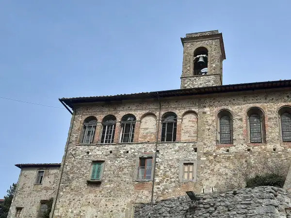 Antico palazzo con torre campanaria a Bibbiena. Cosa vedere: l'architettura storica e le finestre ad arco.
