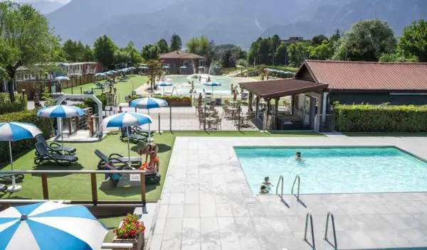 Villaggio vacanze con piscine, scivoli d'acqua e aree relax. Perfetto per famiglie al lago Levico camping village.