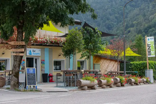 Bar Azzurro, un luogo accogliente per il tuo camping a Ledro. Noleggia e-bike e goditi la natura.