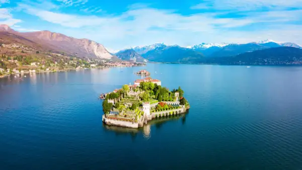 Isola Bella, uno dei gioielli dei laghi italiani, con il suo palazzo e giardini terrazzati che emergono dal blu intenso del lago.