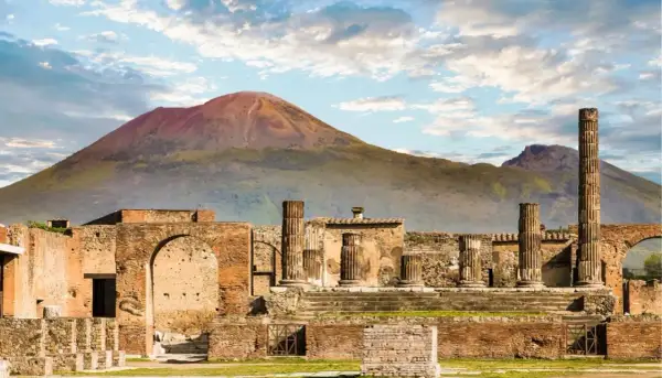 Rovine antiche di Pompei con il Vesuvio sullo sfondo. Un luogo imperdibile per scoprire cosa vedere a Pompei.