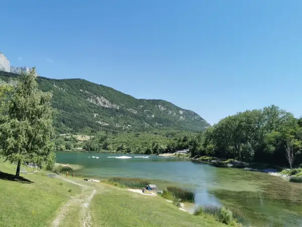 Il **lago di Terlago** è un luogo idilliaco con acque cristalline, montagne verdi e un cielo azzurro. Perfetto per rilassarsi e godersi la natura.